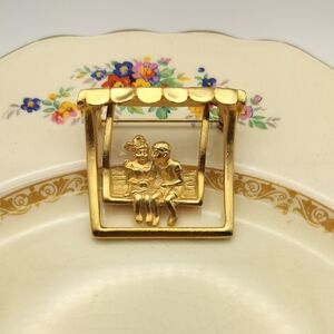 Vintage Charming Gold-tone Couple Brooch
